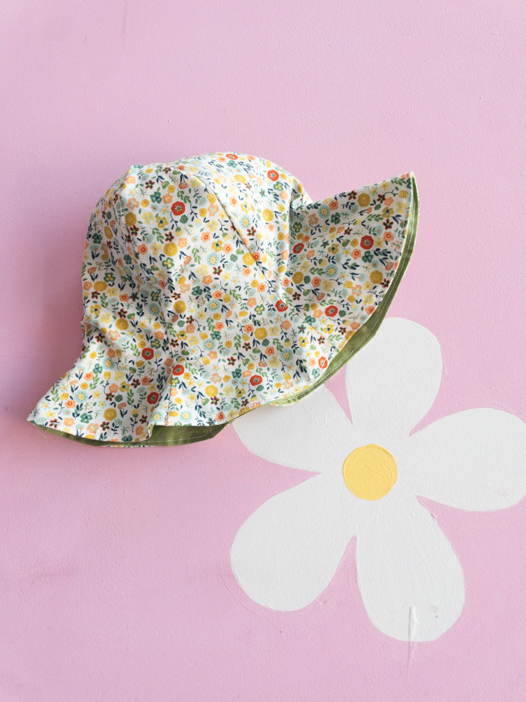 Cappellino fiorellini verdi