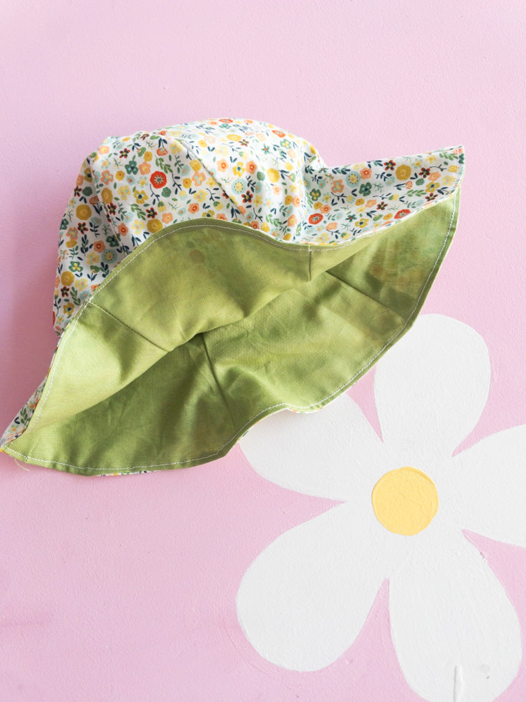 Cappellino fiorellini verdi